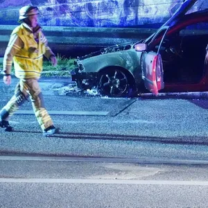 Auto fängt während der Fahrt Feuer – Autbahn gesperrt