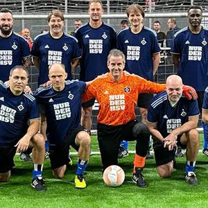 Reichlich HSV-Prominenz auf einem Bild: die HSV-Altliga beim Budenzauber in Regensburg