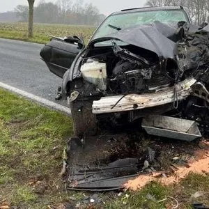 Der 49-Jährige wurde schwer verletzt, das Auto ist völlig zerstört.