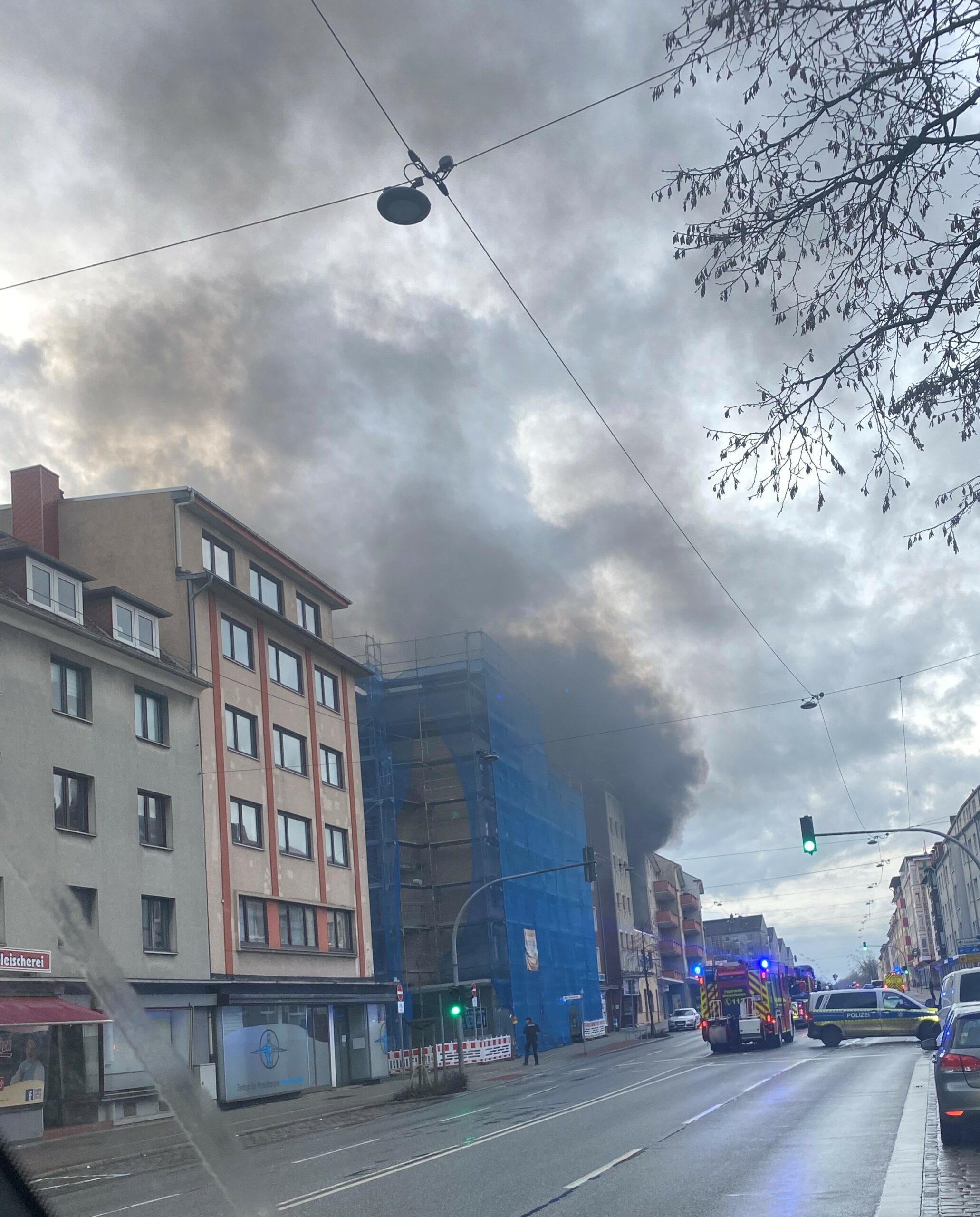 Großalarm im Norden – Dach von Wohnhaus in Flammen