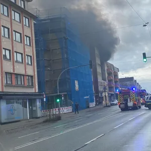 Großalarm im Norden – Dach von Wohnhaus in Flammen