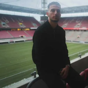 Leart Paqarada im Kölner Stadion