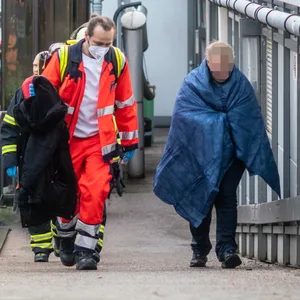 An den Landungsbrücken: Ein Sanitäter bringt die Barkassenführerin zum Rettungswagen.