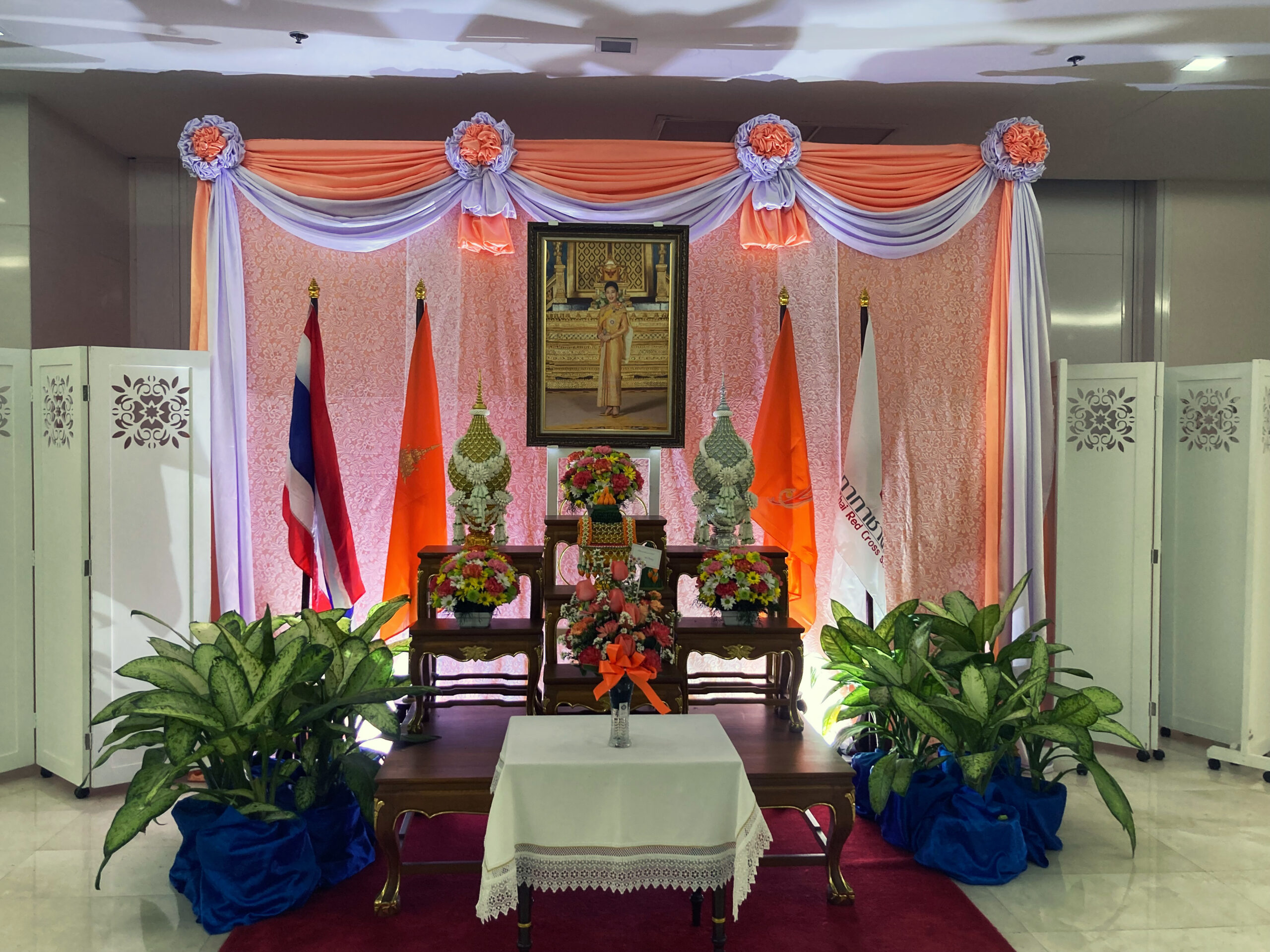 Im King Chulalongkorn Memorial Hospital in Bangkok ist ein Altar für Prinzessin Bajrakitiyabha aufgebaut. Neben ihrem Porträt steht ihre orange-farbene königliche Flagge.