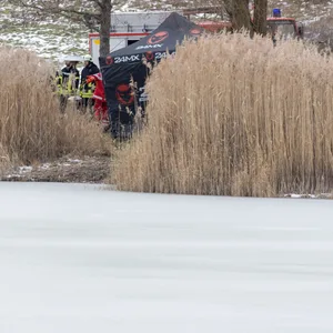 Rettungskräfte sind an einem Stausee in Südthüringen im Einsatz.