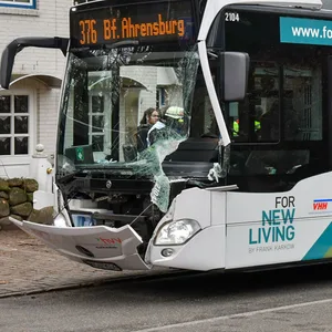 Bei der Kollision eines Busses mit einem Bagger nahe Hamburg sind mehrere Kinder verletzt worden.