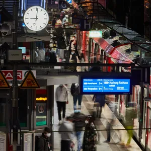 Zahlreiche Menschen gehen auf den Bahnsteigen der S-Bahn im Hamburger Hauptbahnhof.