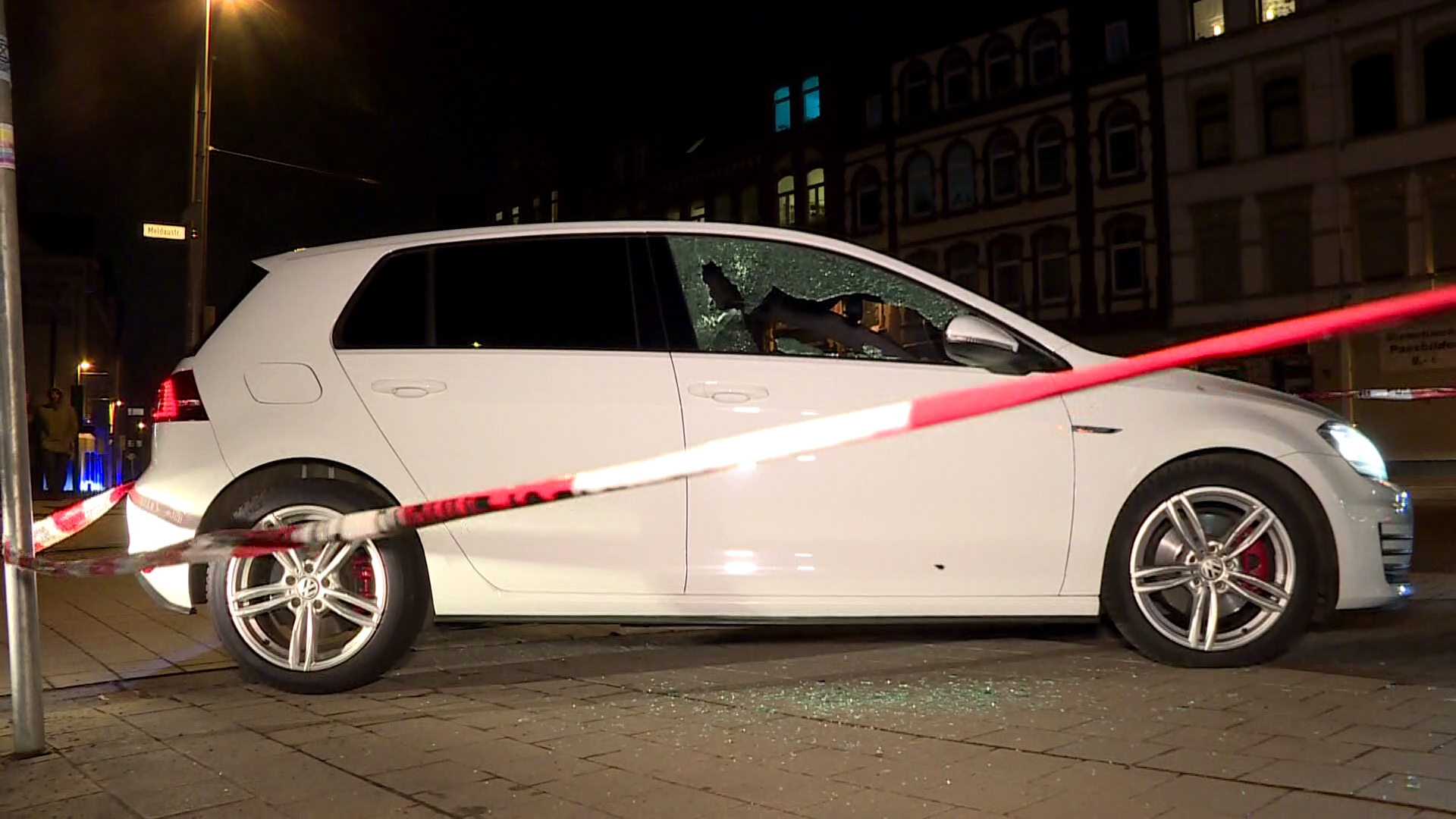In Hannover wurde mehrfach auf ein Auto geschossen.