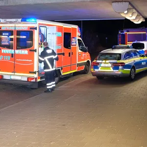 In Hamburg: Zwei Personen vom Zug erfasst – Großeinsatz der Feuerwehr