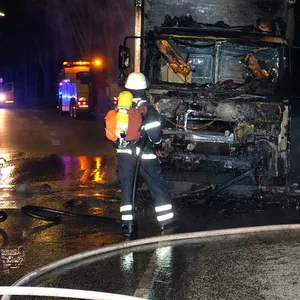 Rauchwolke über Bergedorf – Lkw geht in Flammen aus