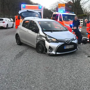 Zwei Autos wurden bei dem Unfall in Hamburg-Hausbruch beschädigt.