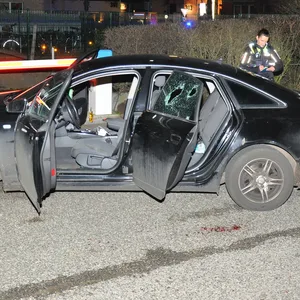 Polizeikräfte vor dem gestoppten Auto.