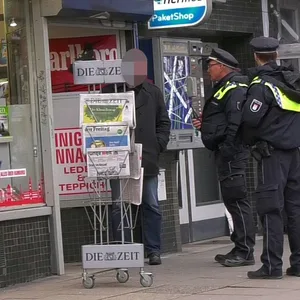 Polizisten stehen vor dem Kiosk an der Gärtnerstraße