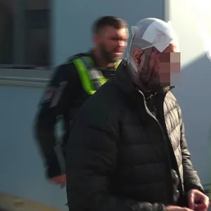 Der mutmaßliche Angreifer musste in einem Rettungswagen behandelt werden.