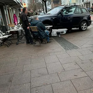 Hamburgs Crash-Meile: Kurz vor Weihnachten krachte ein 77-Jähriger mit seinem SUV in den Außenbereich eines Cafés auf der Waitzstraße.