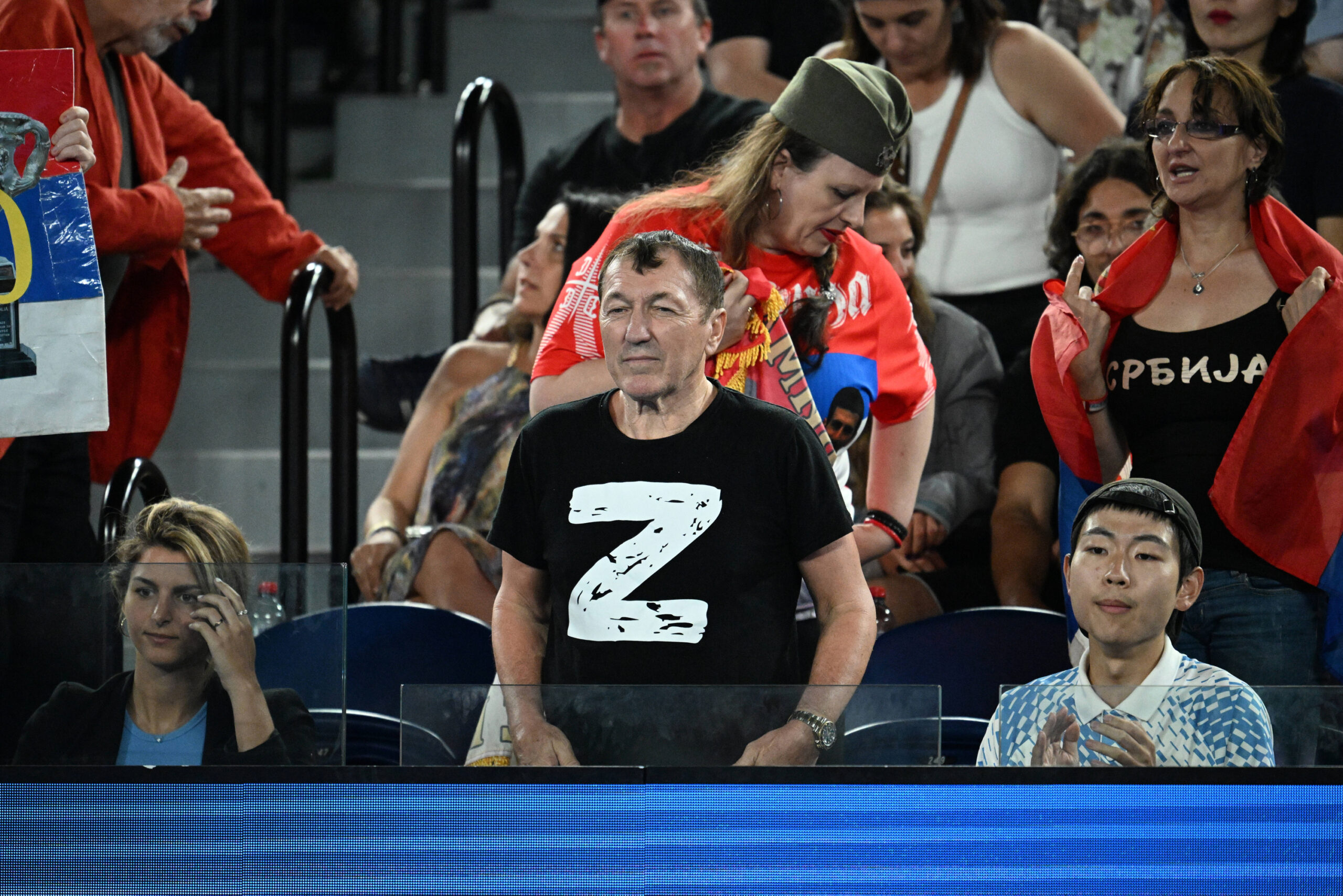 Tennis-Fan zeigt sich in Melbourne mit pro-russischem „Z“-Symbol.
