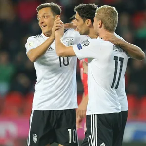 Lars Stindl jubelt mit Mesut Özil und Timo Werner