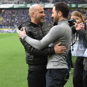 Peter Bosz und Domenico Tedesco umarmen sich.