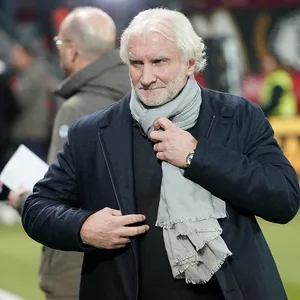 Rudi Völler macht sich auf dem Weg zur Bank