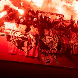 Kölner Fans zünden Pyros