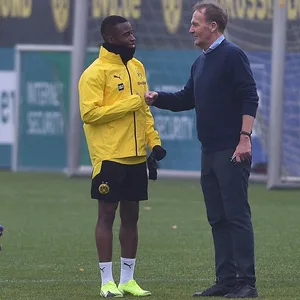 Hans-Joachim Watzke und Youssoufa Moukoko im BVB-Training