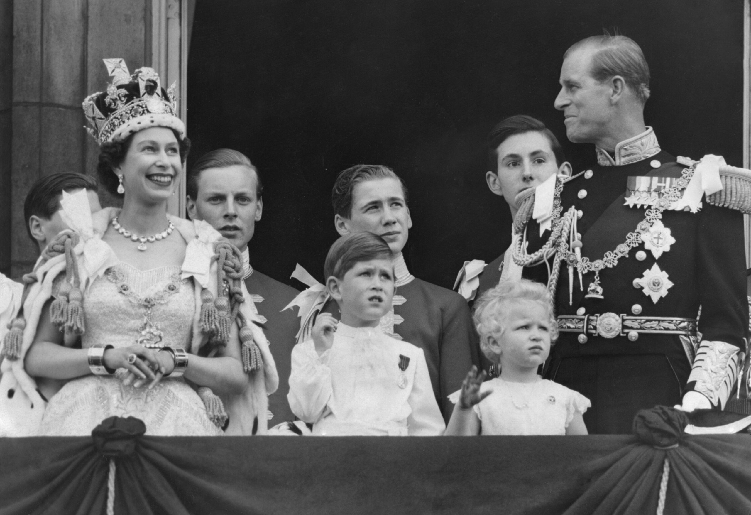 Erkennen Sie den Jungen neben der Queen? Genau: Es ist der vier Jahre alte Charles. (Archivbild)