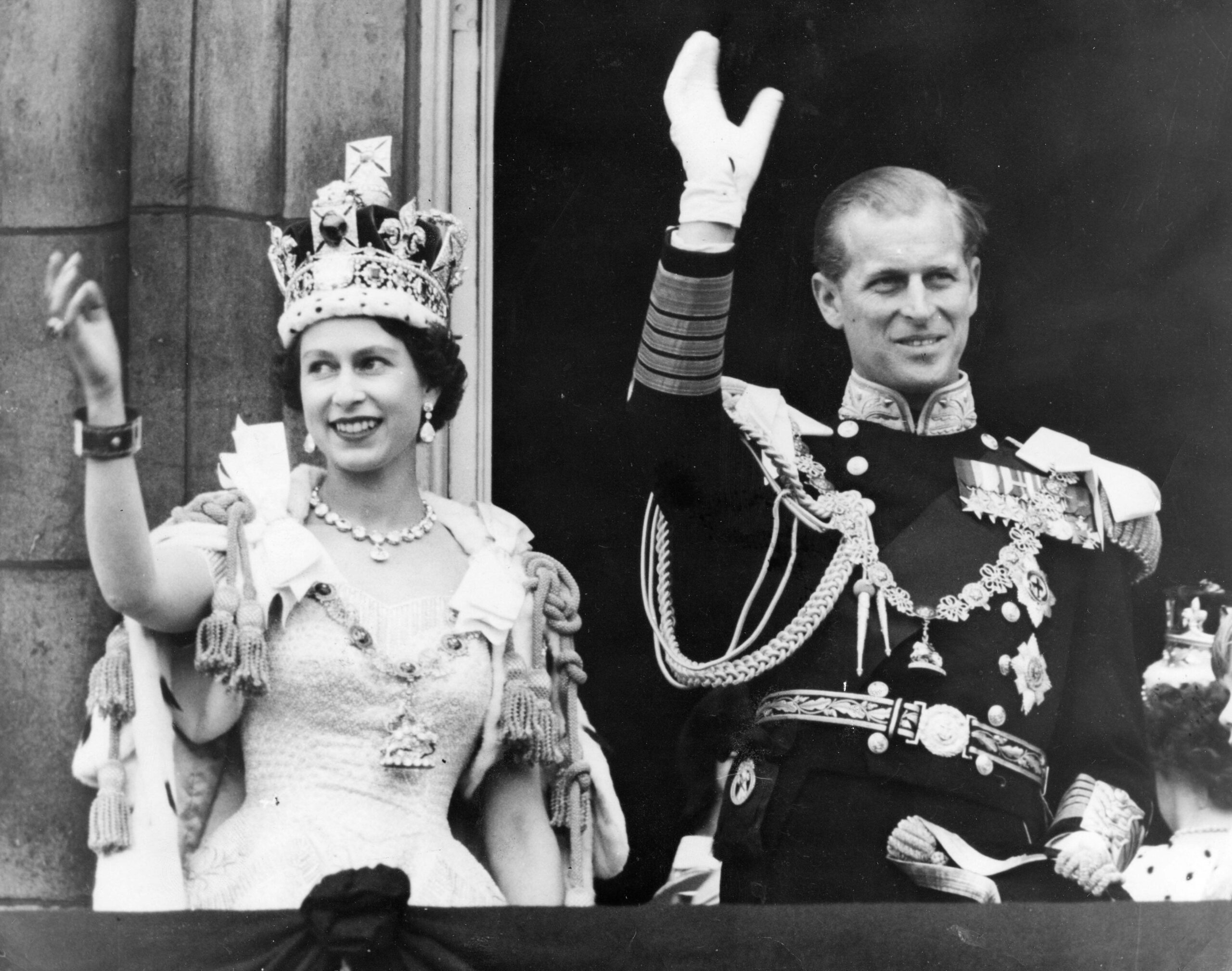 Frisch gekrönt winken Queen Elizabeth II. und Prinz Philip am 2. Juni 1953 den Menschen zu. (Archivbild)