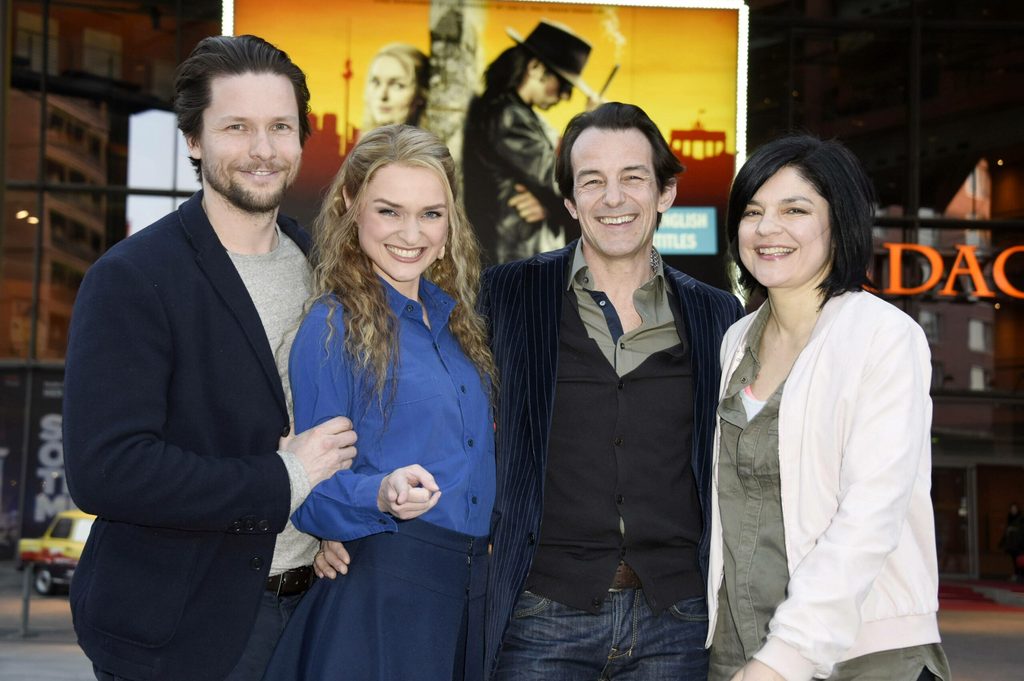 Bert Tischendorf, Josephin Busch, Hans-Werner Meyer und Jasmin Tabatabai beim Fototermin anlässlich des Besuchs der Hauptdarsteller aus der ZDF-Krimiserie Letzte Spur Berlin beim Musical Hinterm Horizont im Theater am Potsdamer Platz.