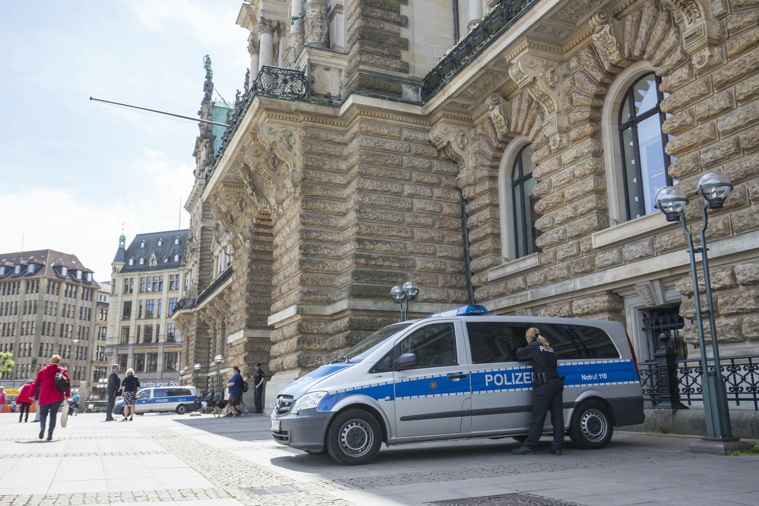 Polizei steht vor dem Hamburger Rathaus. (Symbolbild)