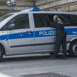 Polizei steht vor dem Hamburger Rathaus. (Symbolbild)