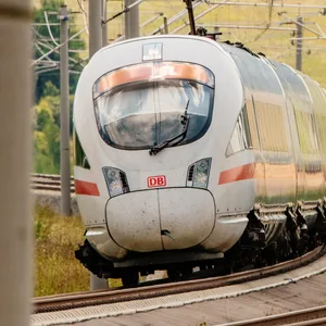 Zug fährt auf Schienen