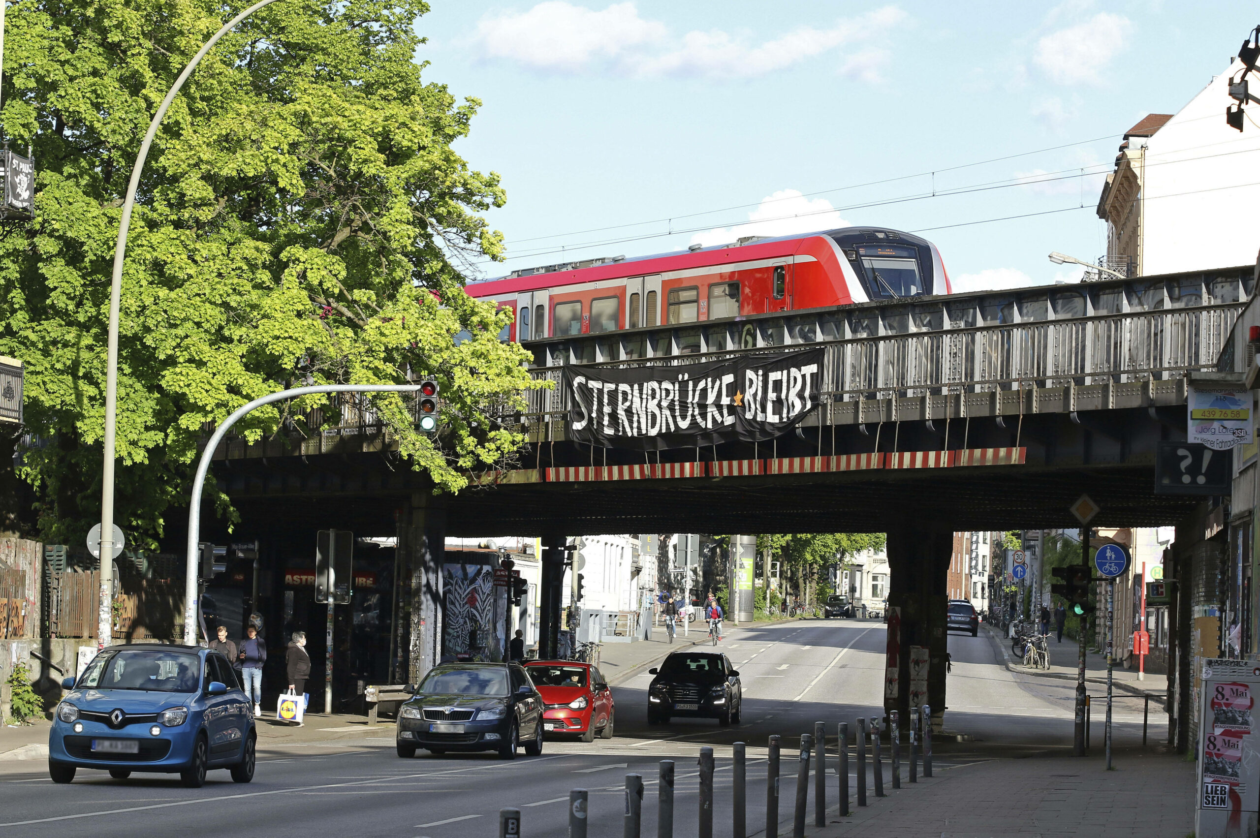 Eine S-Bahn fährt über die Sternbrücke.
