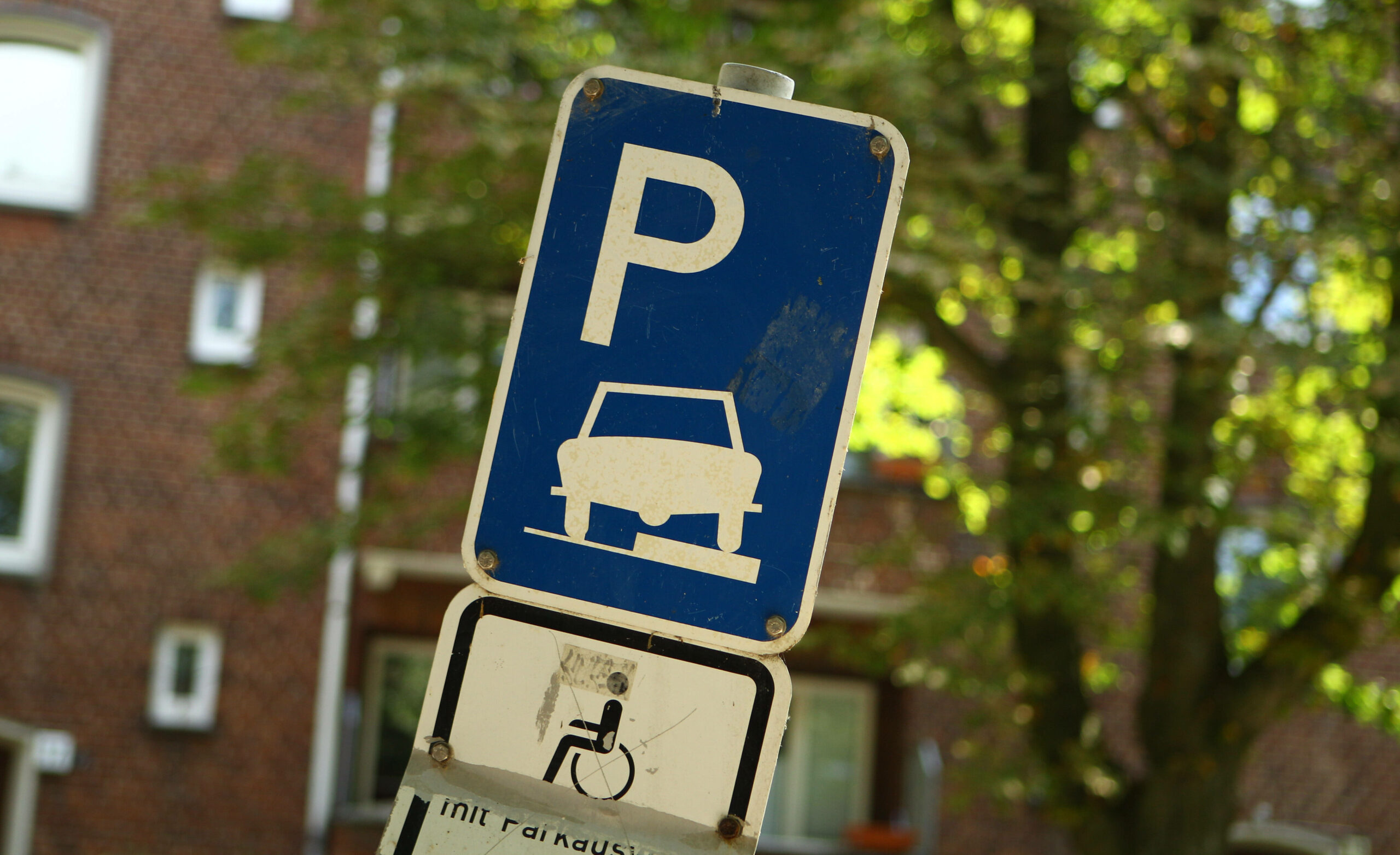 Das Parken auf Gehwegen ist nur auf Straßen mit dem vorgesehenen Verkehrszeichen erlaubt.