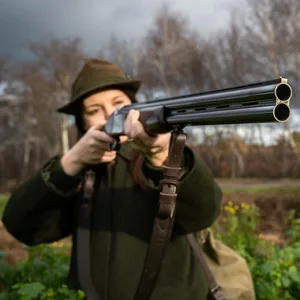 Jägerin mit Gewehr