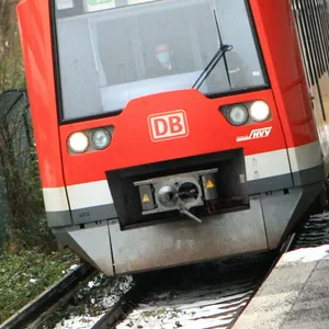 Ein Zug der Linie S1 fährt in den Bahnhof Poppenbüttel ein. Die Strecke war am Montag wegen einer Weichenstörung gesperrt.