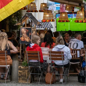 Fußballfans verfolgen das Spiel Deutschland-England anlässlich der Uefa Fußball-Europmeisterschaft vor einer Bar