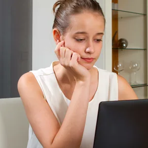 Junge Frau am Laptop