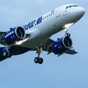 Der Airbus A320-271N (A20N) der Fluglinie Go First (G8 / GOW) mit der Registrierung D-AVVZ (MSN: 9597) mit einem Low Approach am Flughafen Hamburg Airport (EDDH/HAM).