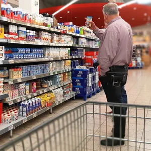 Ein Mann steht vor einem Margarine-Regal im Supermarkt. (Symbolbild)