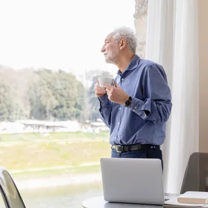 Ein älterer Mann schaut aus dem Fenster. (Symbolbild)