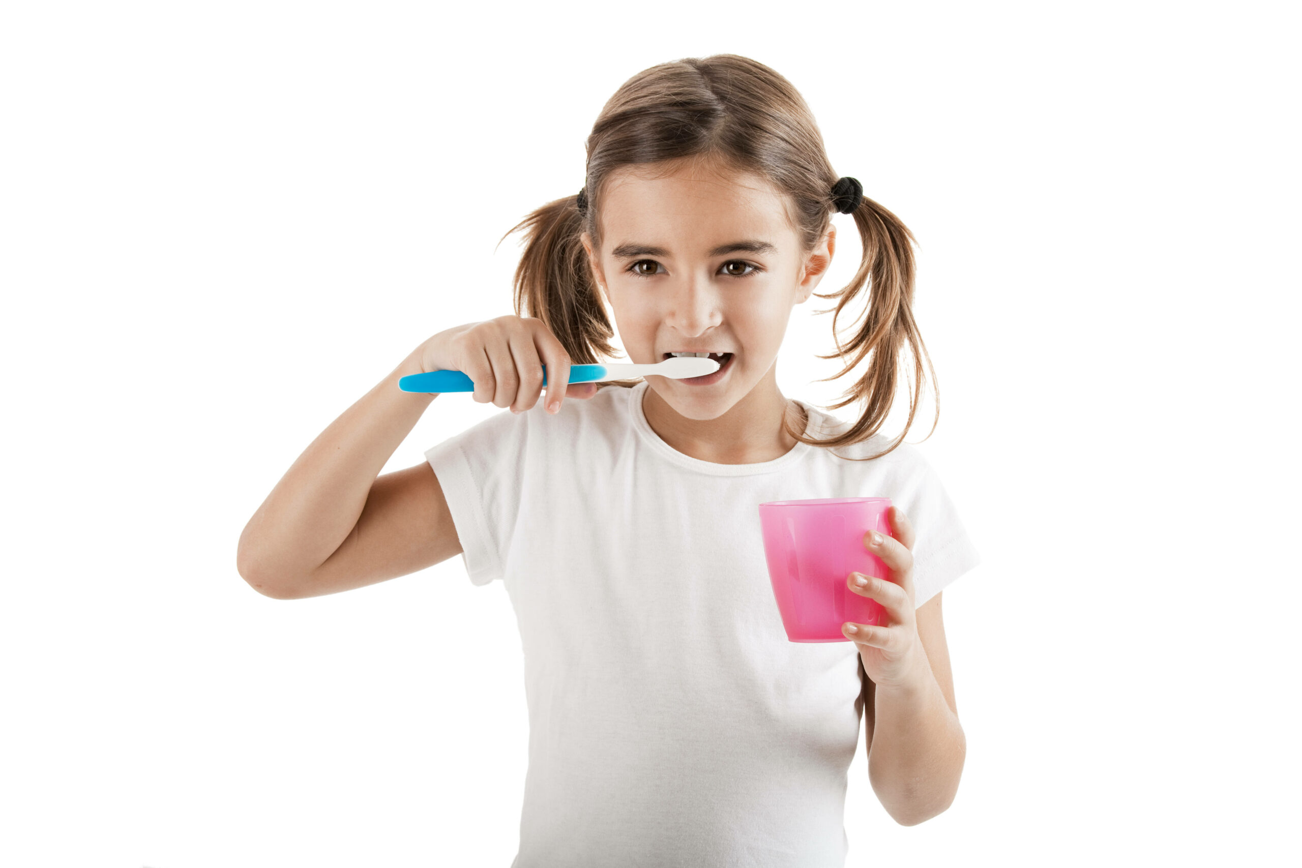 Mädchen putzt sich die Zähne