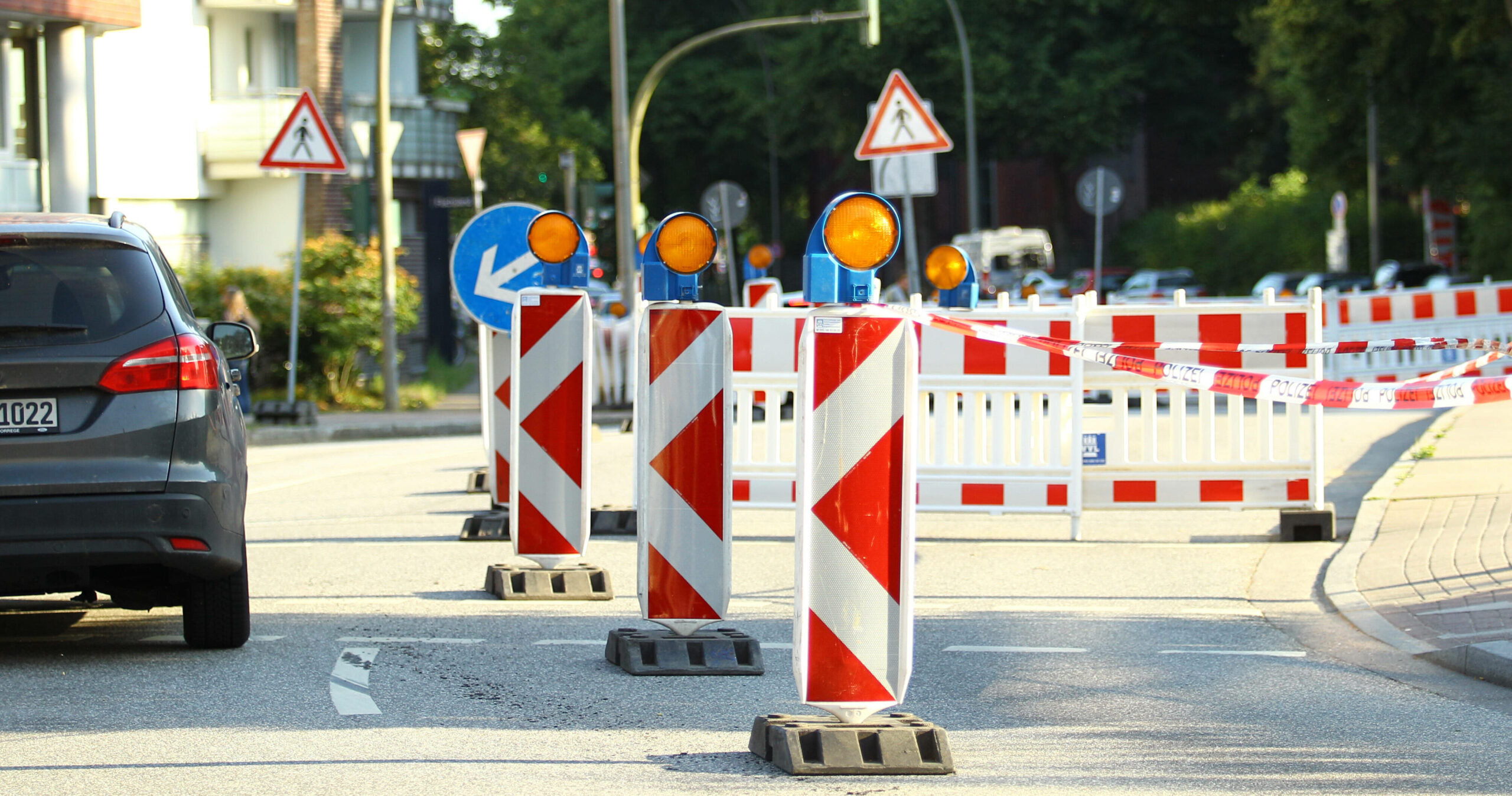 Eine Straße in Hamburg ist für Bauarbeiten gesperrt. (Symbolbild)