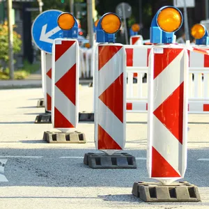 Eine Straße in Hamburg ist für Bauarbeiten gesperrt. (Symbolbild)