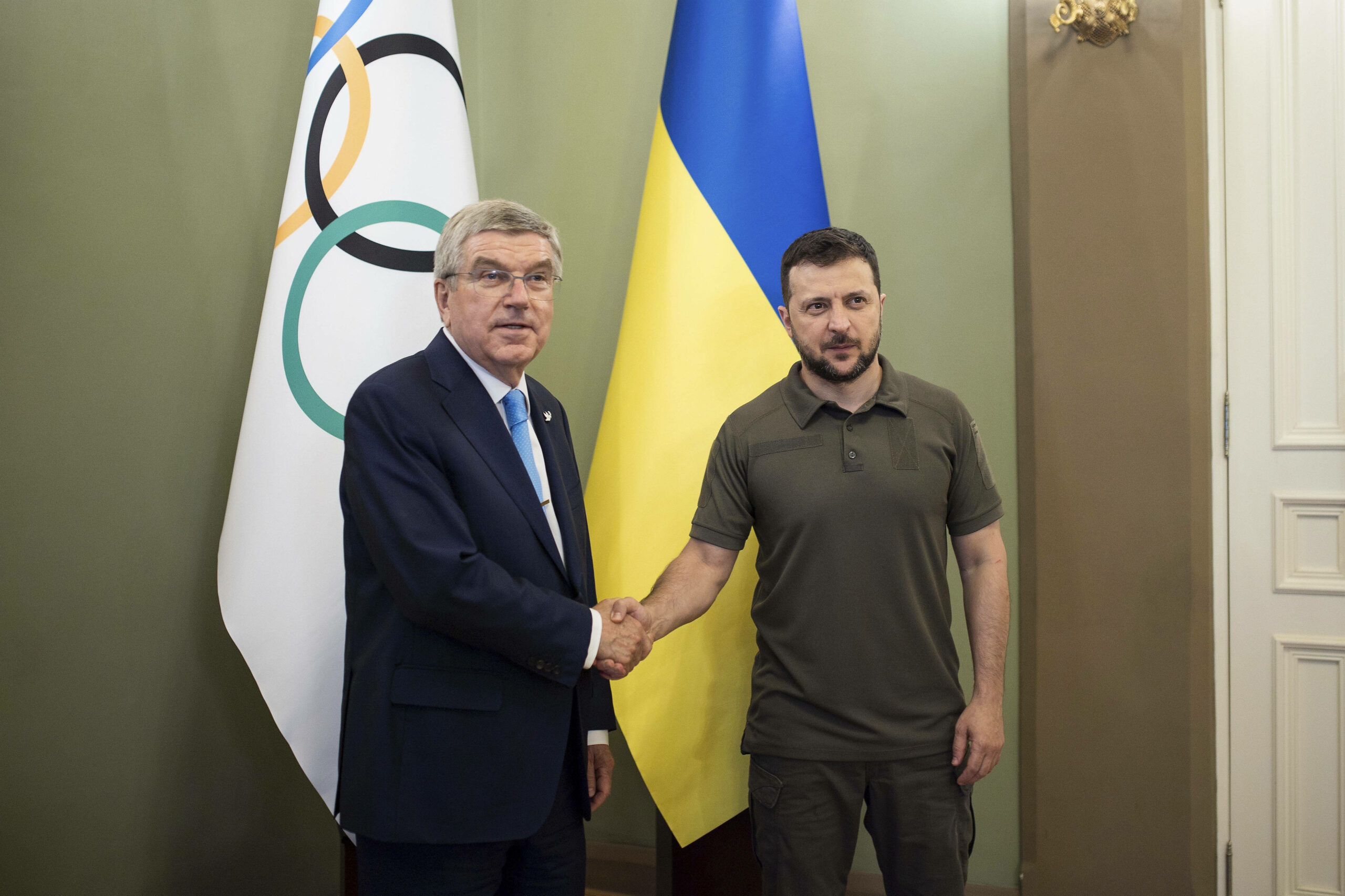 IOC-Präsident Thomas Bach (l.) und der ukrainische Präsident Wolodymyr Selenskyj sind sich bei Russlands Olympia-Rückkehr nicht einig.