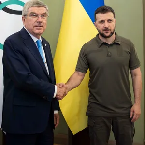 IOC-Präsident Thomas Bach (l.) und der ukrainische Präsident Wolodymyr Selenskyj sind sich bei Russlands Olympia-Rückkehr nicht einig.