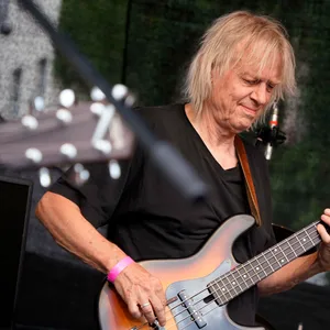 Bassist Kai Sichtermann ist seit Bandgründung mit dabei und mittlerweile mit Percussionist Funky K. Götzner und Sänger Gymmick auf Tour.