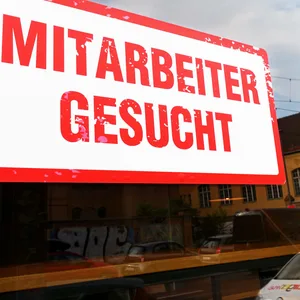 „Mitarbeiter gesucht!“ steht auf einem Schild