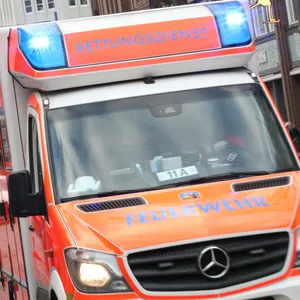 Ein Rettungswagen fährt zu einem Einsatz. (Symbolbild)