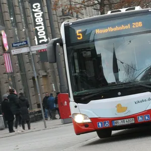 Ein Bus der Hochbahn-Linie 5 fährt durch die Hamburger Innenstadt. (Symbolbild)