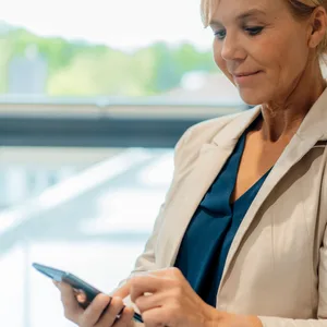 Frau mit Handy